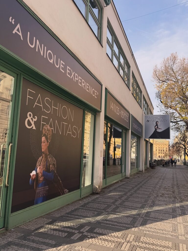 Hollywoodské kostýmy s českým puncem: Unikátní výstava v pražském Mánesu „Fashion & Fantasy“ odhaluje kostýmy ze seriálu WHEEL OF TIME