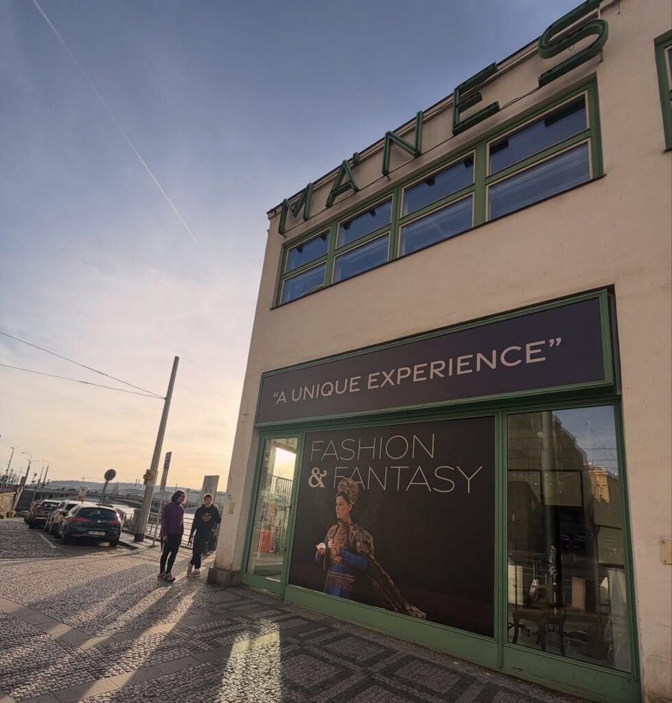 Hollywoodské kostýmy s českým puncem: Unikátní výstava v pražském Mánesu „Fashion & Fantasy“ odhaluje kostýmy ze seriálu WHEEL OF TIME