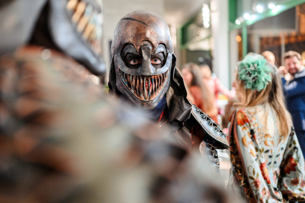 Hollywoodské kostýmy s českým puncem: Unikátní výstava v pražském Mánesu „Fashion & Fantasy“ odhaluje kostýmy ze seriálu WHEEL OF TIME