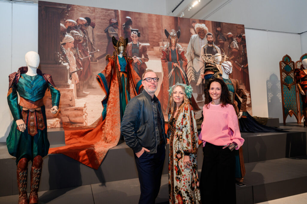 Hollywoodské kostýmy s českým puncem: Unikátní výstava v pražském Mánesu „Fashion & Fantasy“ odhaluje kostýmy ze seriálu WHEEL OF TIME