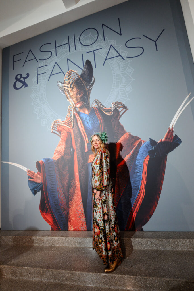 Hollywoodské kostýmy s českým puncem: Unikátní výstava v pražském Mánesu „Fashion & Fantasy“ odhaluje kostýmy ze seriálu WHEEL OF TIME