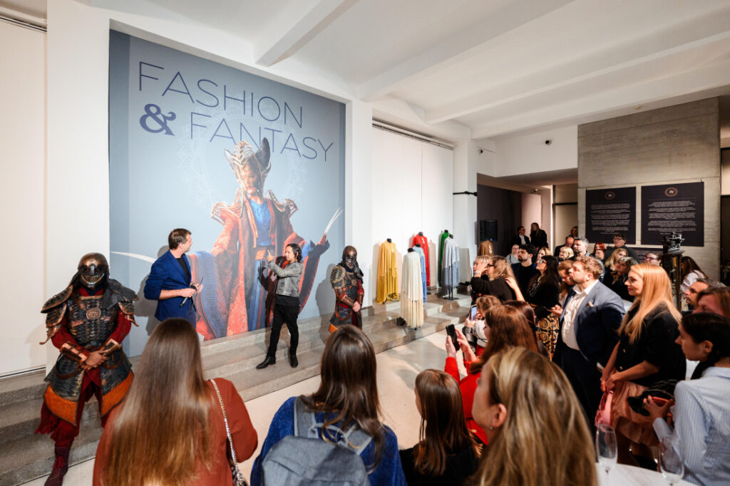 Hollywoodské kostýmy s českým puncem: Unikátní výstava v pražském Mánesu „Fashion & Fantasy“ odhaluje kostýmy ze seriálu WHEEL OF TIME
