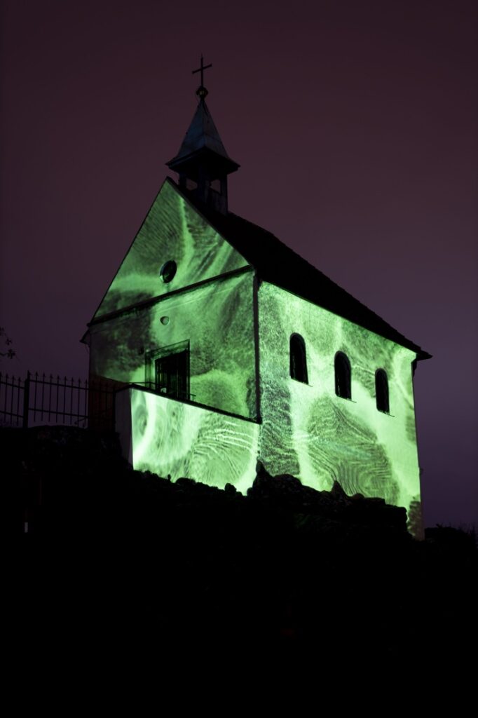 V pražské Troji se rozzářila Křišťálová zahrada. Zimní expozice botanické zahrady ožívají skleněnou symfonií