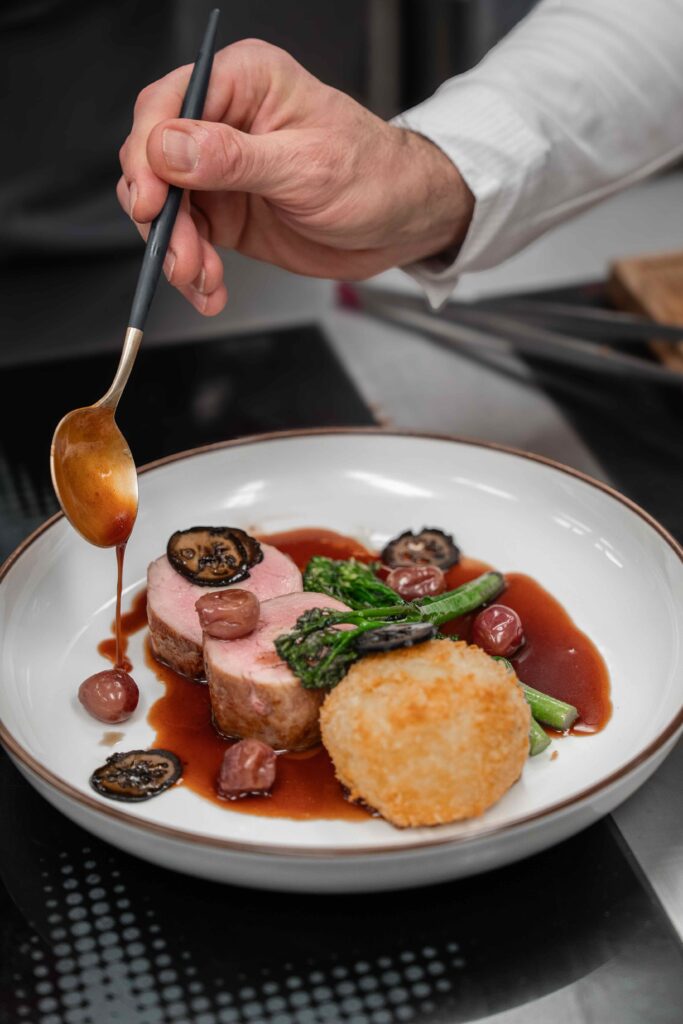 Pražské Příkopy: Dobrovaření s Terezou Kostkovou v restauraci Červený Jelen pomůže SOS dětským vesničkám