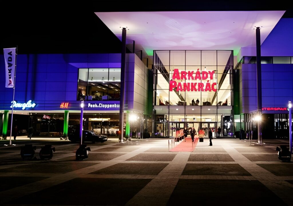 Obchodní centrum Arkády Pankrác otevřelo venkovní kluziště. Navíc pomáhá i rodinám s předčasně narozenými dětmi