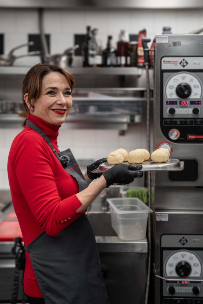 Pražské Příkopy: Dobrovaření s Terezou Kostkovou v restauraci Červený Jelen pomůže SOS dětským vesničkám