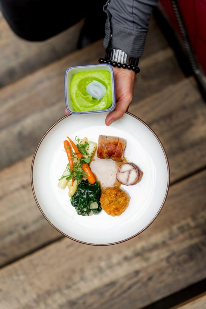 Velikonoční hostina podle Marka Fichtnera v Červeném Jelenovi: čtyři druhy masa, tradice a jarní lehkost