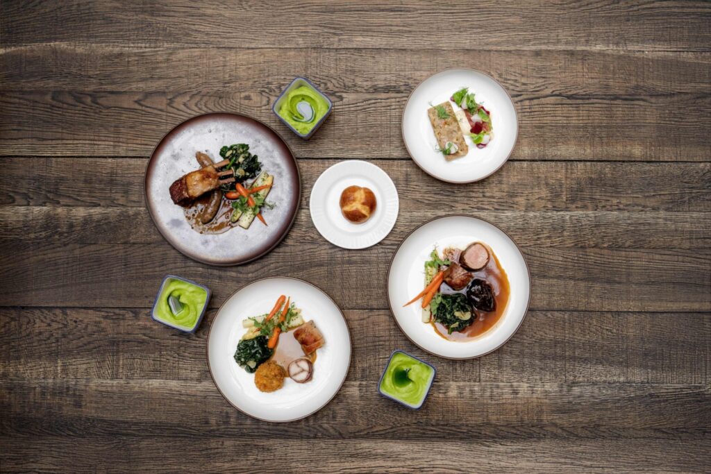 Velikonoční hostina podle Marka Fichtnera v Červeném Jelenovi: čtyři druhy masa, tradice a jarní lehkost