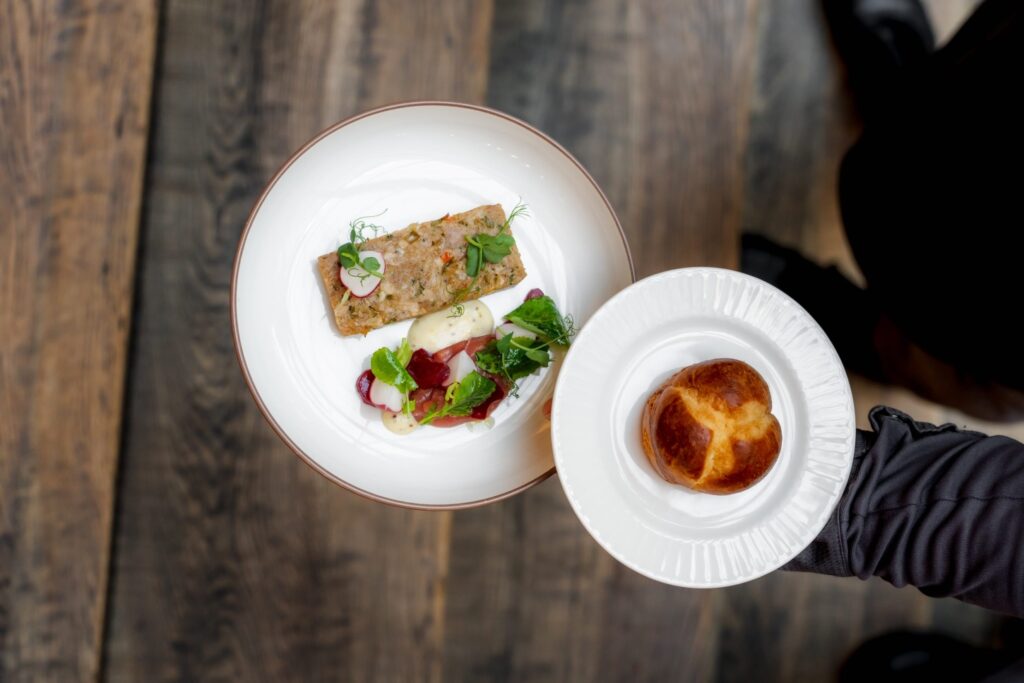 Velikonoční hostina podle Marka Fichtnera v Červeném Jelenovi: čtyři druhy masa, tradice a jarní lehkost