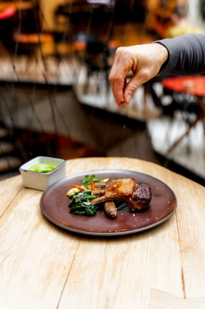 Velikonoční hostina podle Marka Fichtnera v Červeném Jelenovi: čtyři druhy masa, tradice a jarní lehkost