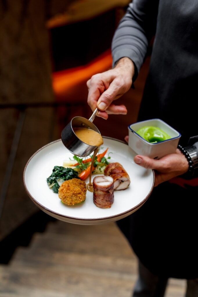 Velikonoční hostina podle Marka Fichtnera v Červeném Jelenovi: čtyři druhy masa, tradice a jarní lehkost