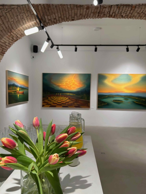 Výstava: Temná lyrika Jaroslava Valečky přináší do Prahy obrazy plné příběhů, paměti a ticha