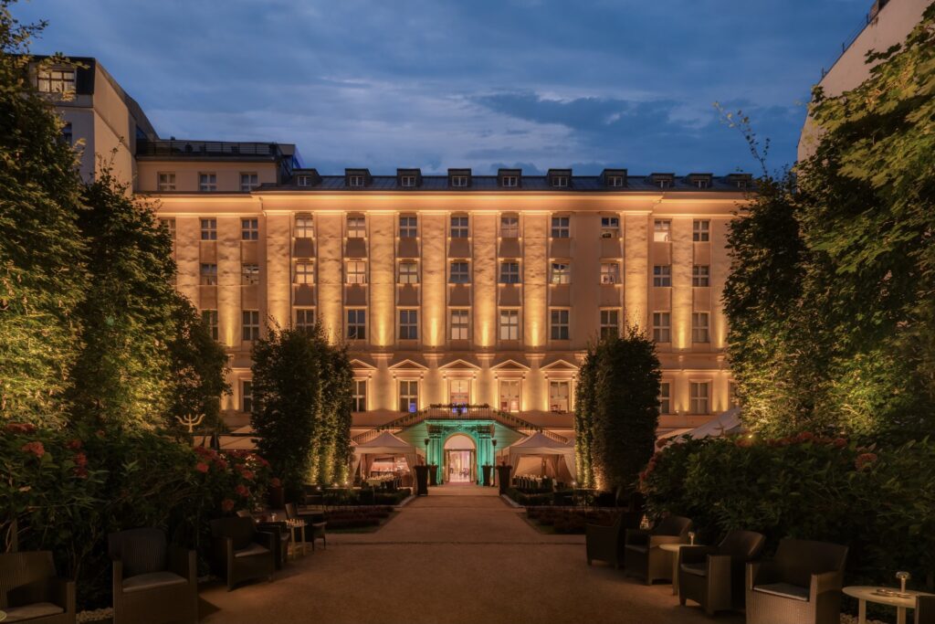 Rychlý ekonomický přehled: Týden v perspektivě burzy, byznysu, stavebnictví a hoteliérství