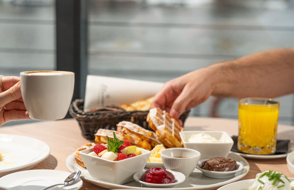 Snídaně s nejlepším výhledem v Praze: Marina Ristorante rozšiřuje nabídku o snídaňové menu