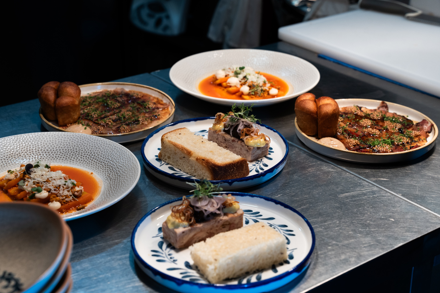 Restaurace KAMIN se znovu otevírá v Praze. Místo, kde se beskydská tradice potkává s městskou energií