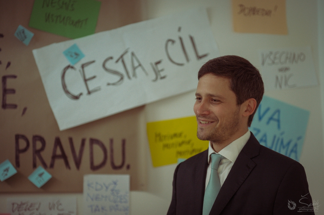 Do kin míří první (de)motivační film: Ovce žerou první přináší hořkou komedii o honbě za lepším já