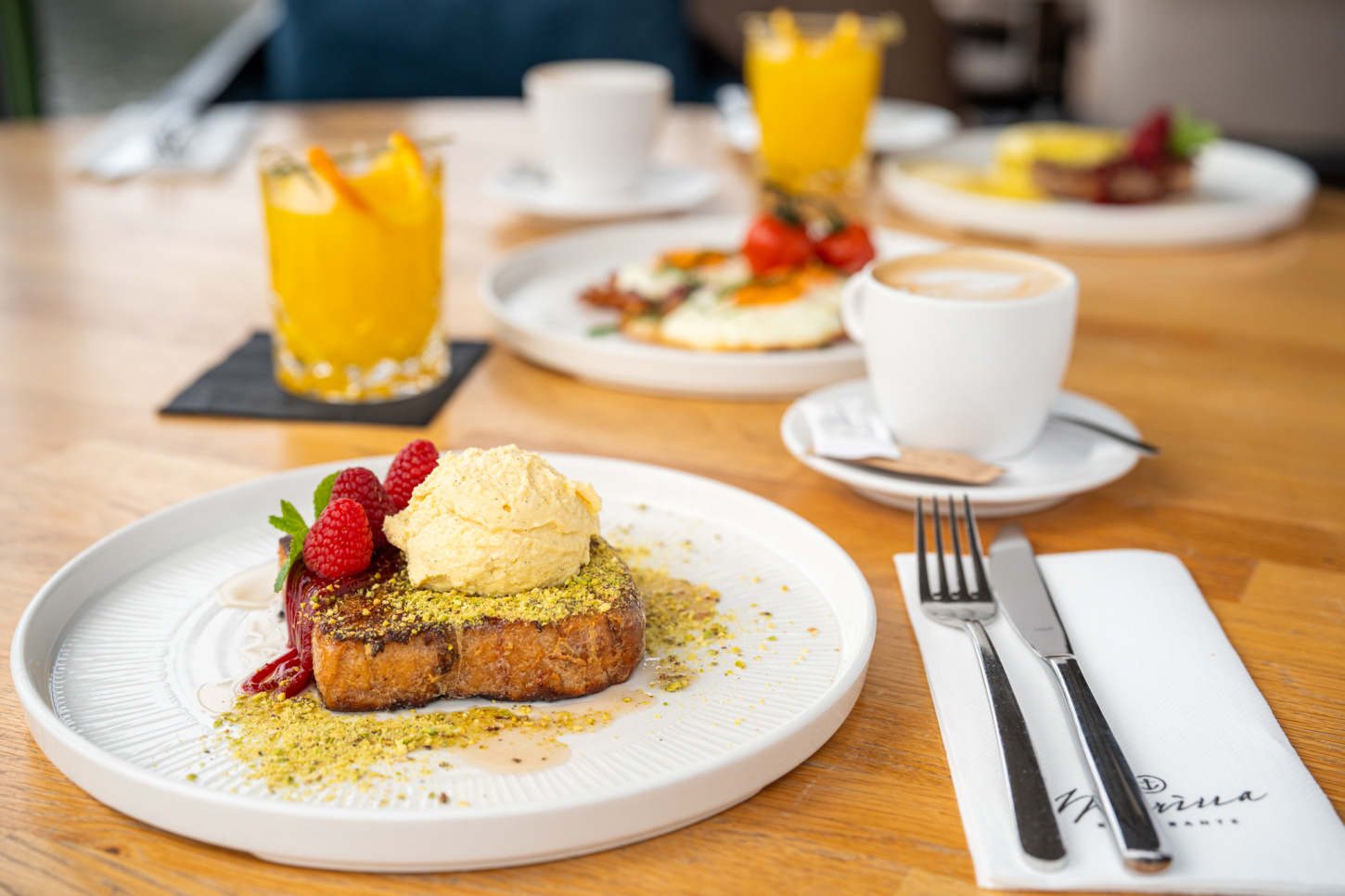 Snídaně s nejlepším výhledem v Praze: Marina Ristorante rozšiřuje nabídku o snídaňové menu