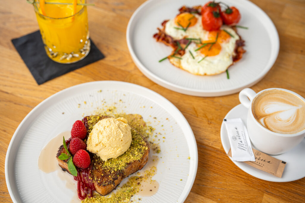 Snídaně s nejlepším výhledem v Praze: Marina Ristorante rozšiřuje nabídku o snídaňové menu