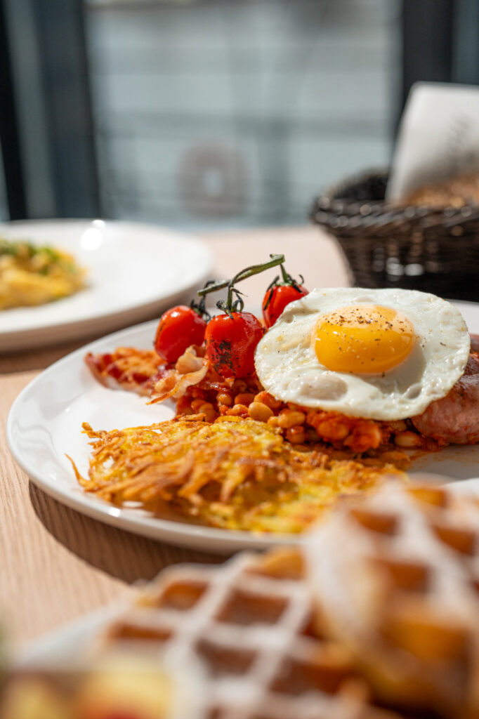 Snídaně s nejlepším výhledem v Praze: Marina Ristorante rozšiřuje nabídku o snídaňové menu