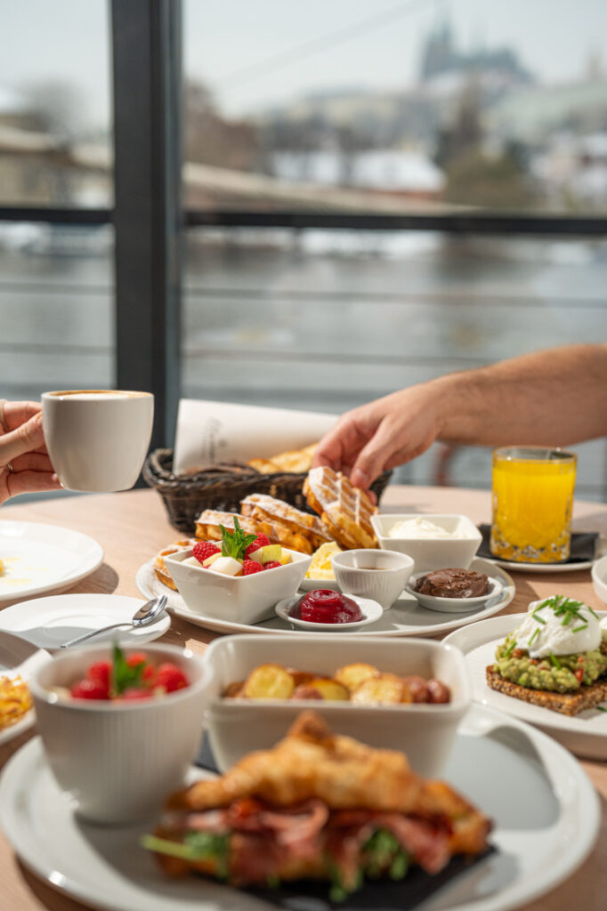 Snídaně s nejlepším výhledem v Praze: Marina Ristorante rozšiřuje nabídku o snídaňové menu
