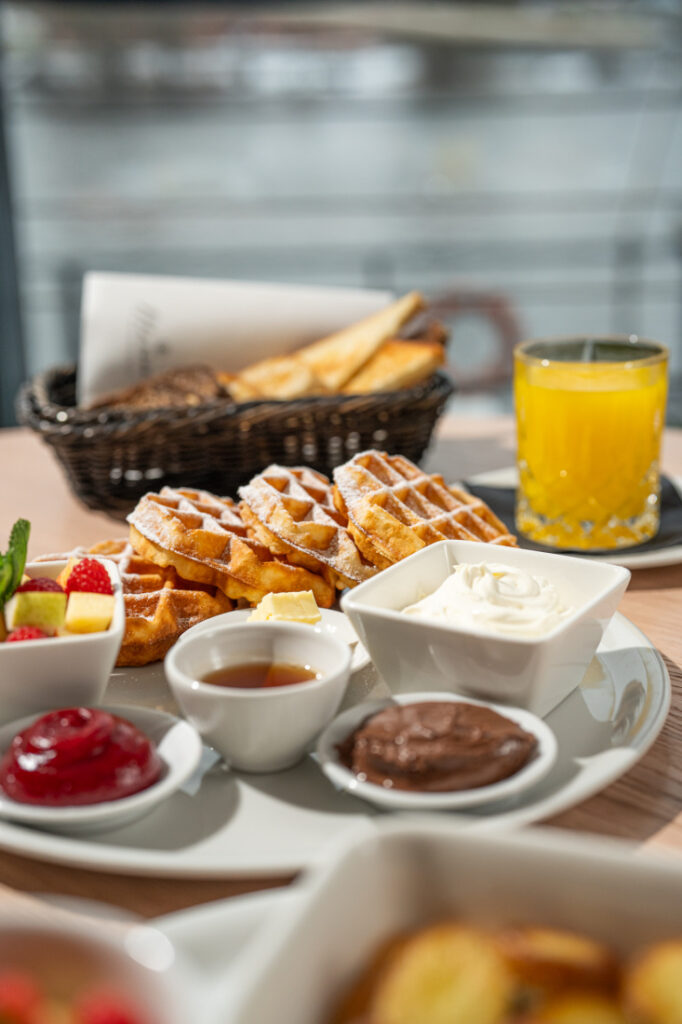 Snídaně s nejlepším výhledem v Praze: Marina Ristorante rozšiřuje nabídku o snídaňové menu