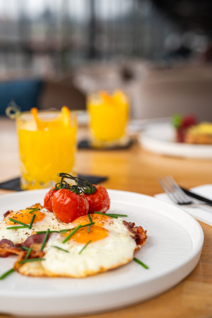 Snídaně s nejlepším výhledem v Praze: Marina Ristorante rozšiřuje nabídku o snídaňové menu