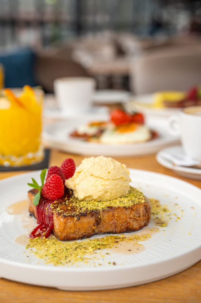 Snídaně s nejlepším výhledem v Praze: Marina Ristorante rozšiřuje nabídku o snídaňové menu