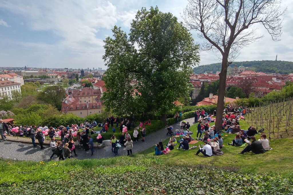 Bubble Wine Fest 2026 ve Villa Richter: Svatováclavská vinice pod Pražským hradem ožije svátkem bublinek