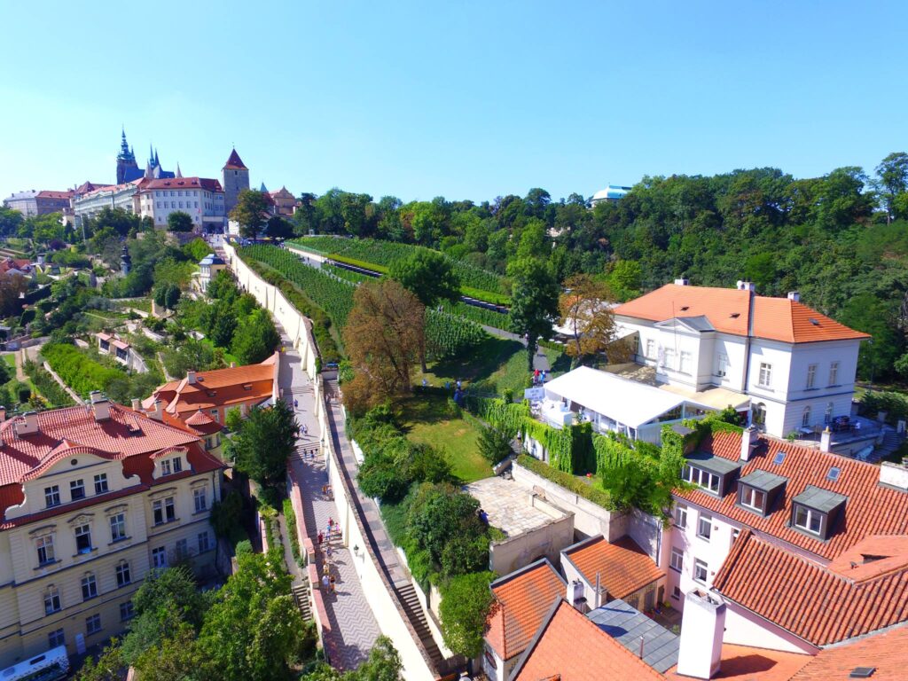 Bubble Wine Fest 2026 ve Villa Richter: Svatováclavská vinice pod Pražským hradem ožije svátkem bublinek