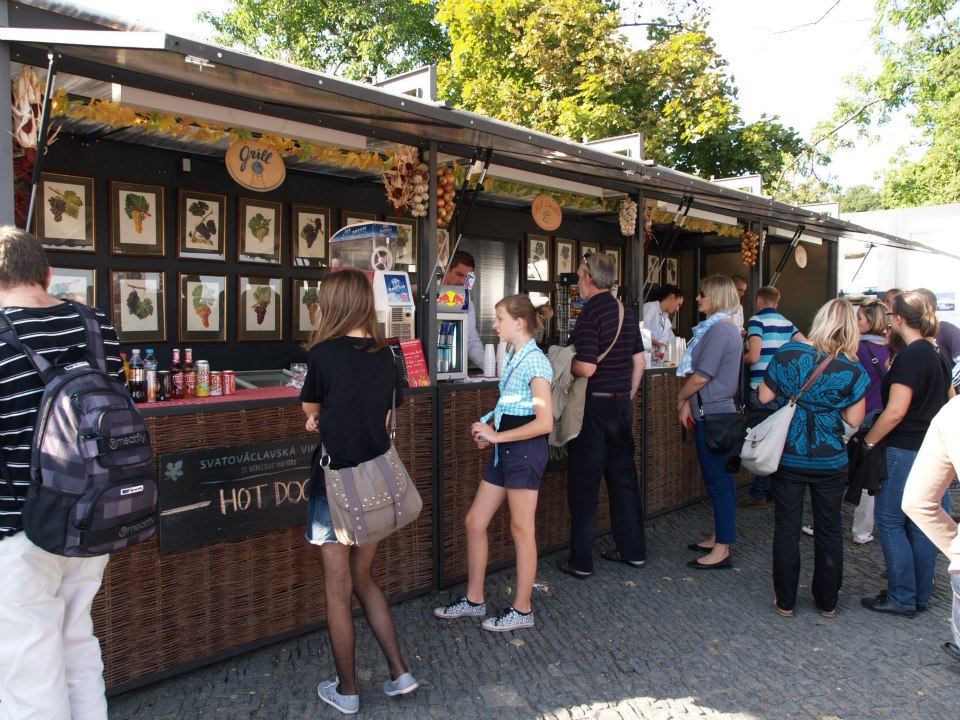 Bubble Wine Fest 2026 ve Villa Richter: Svatováclavská vinice pod Pražským hradem ožije svátkem bublinek