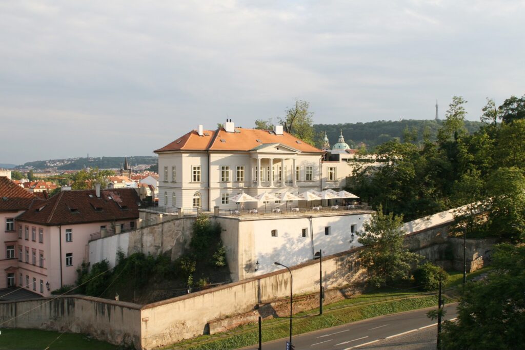 Bubble Wine Fest 2026 ve Villa Richter: Svatováclavská vinice pod Pražským hradem ožije svátkem bublinek