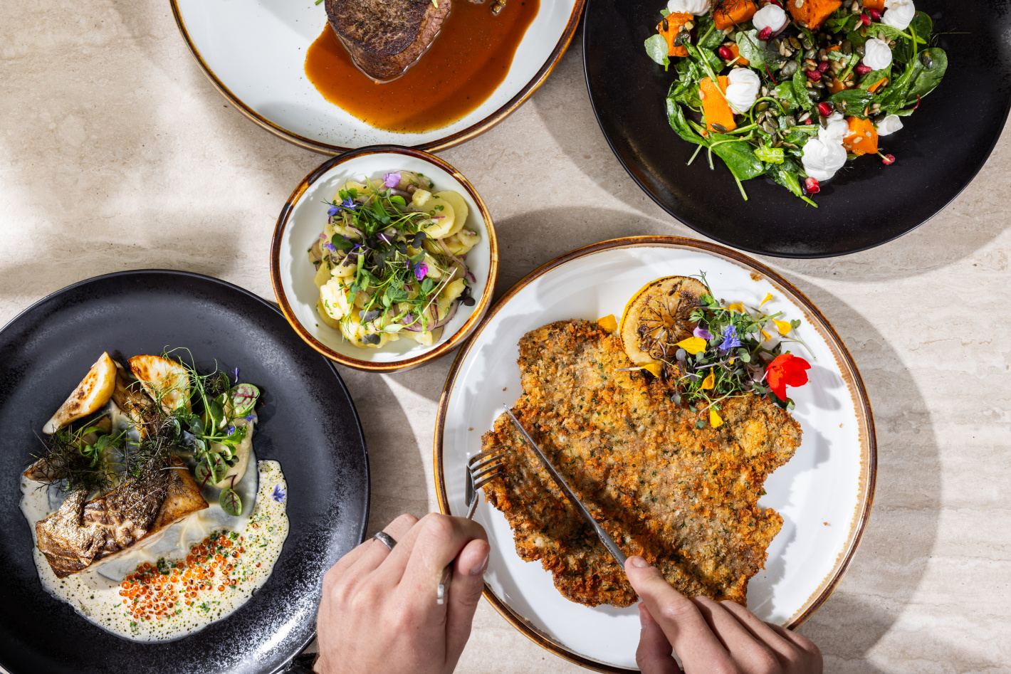 V centru Prahy otevírá restaurace Greenery 1060: Živá zeleň, filmy Davida Ondříčka a winebar pod zemí