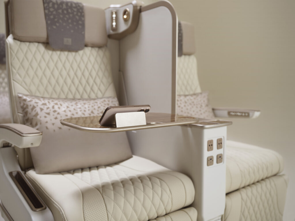 Emirates představuje první elektricky ovládané sedadlo Premium Economy na světě