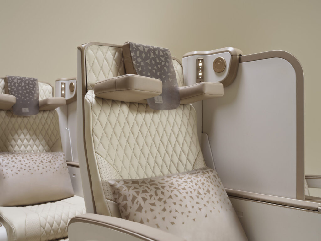 Emirates představuje první elektricky ovládané sedadlo Premium Economy na světě