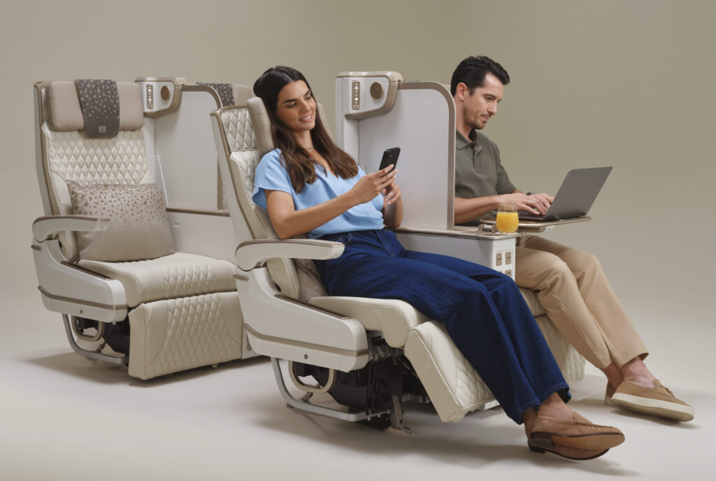 Emirates představuje první elektricky ovládané sedadlo Premium Economy na světě