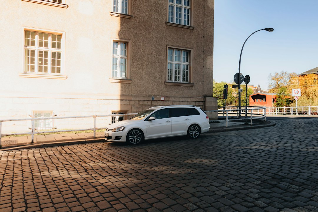 Moderní automobil v evropském městě
