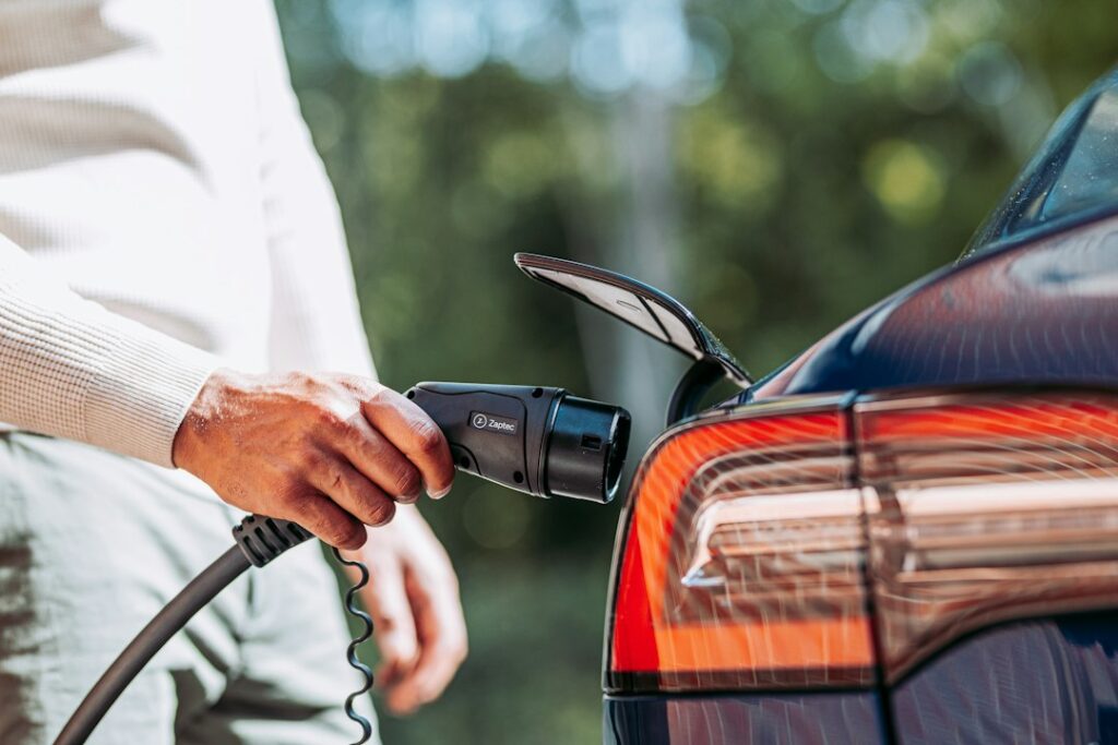 Elektromobil připojený k nabíječce