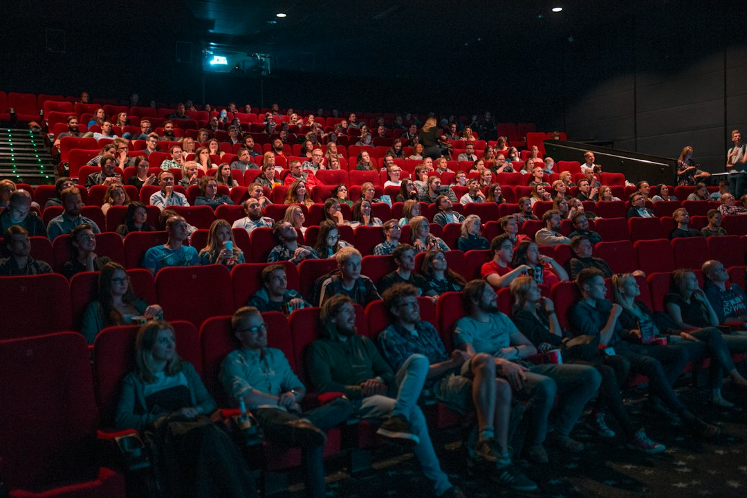 Diváci sledují film v kině – filmový večer