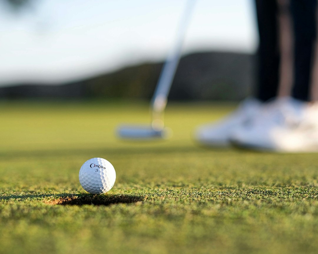 Golfový míček na zeleném hřišti