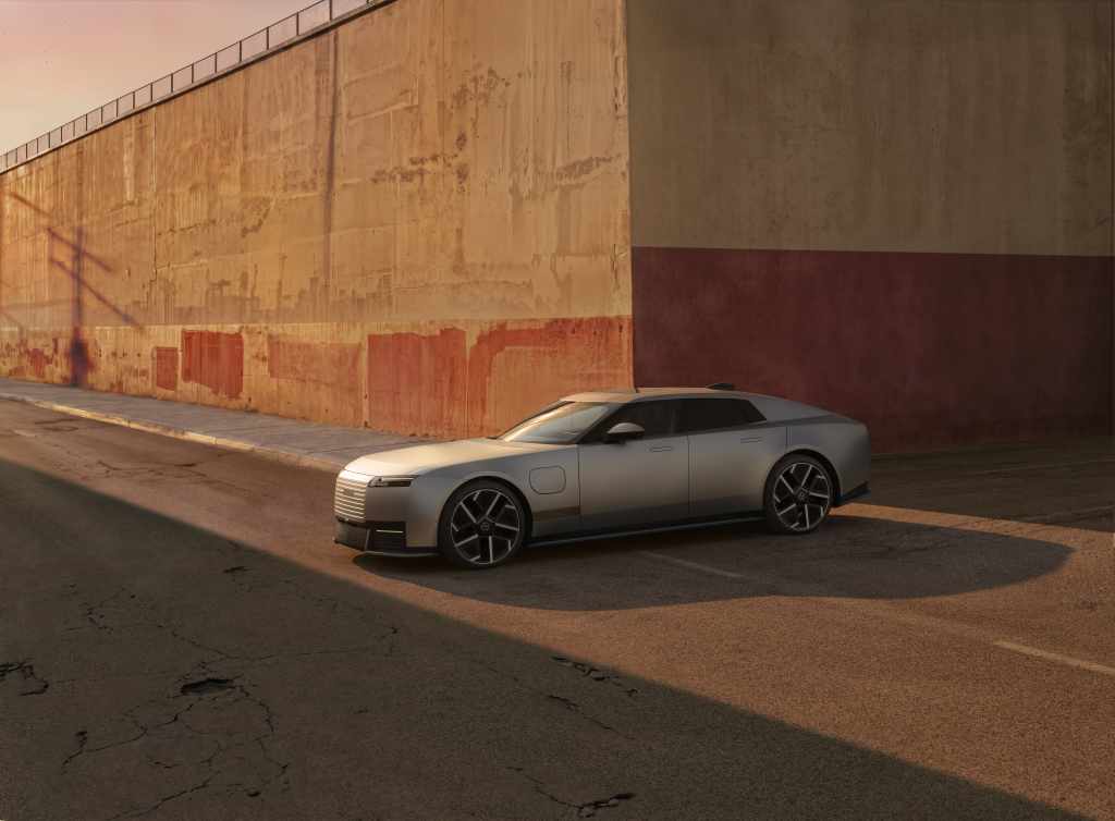 Stříbrný Jaguar Type 01 při pohledu zepředu ze strany