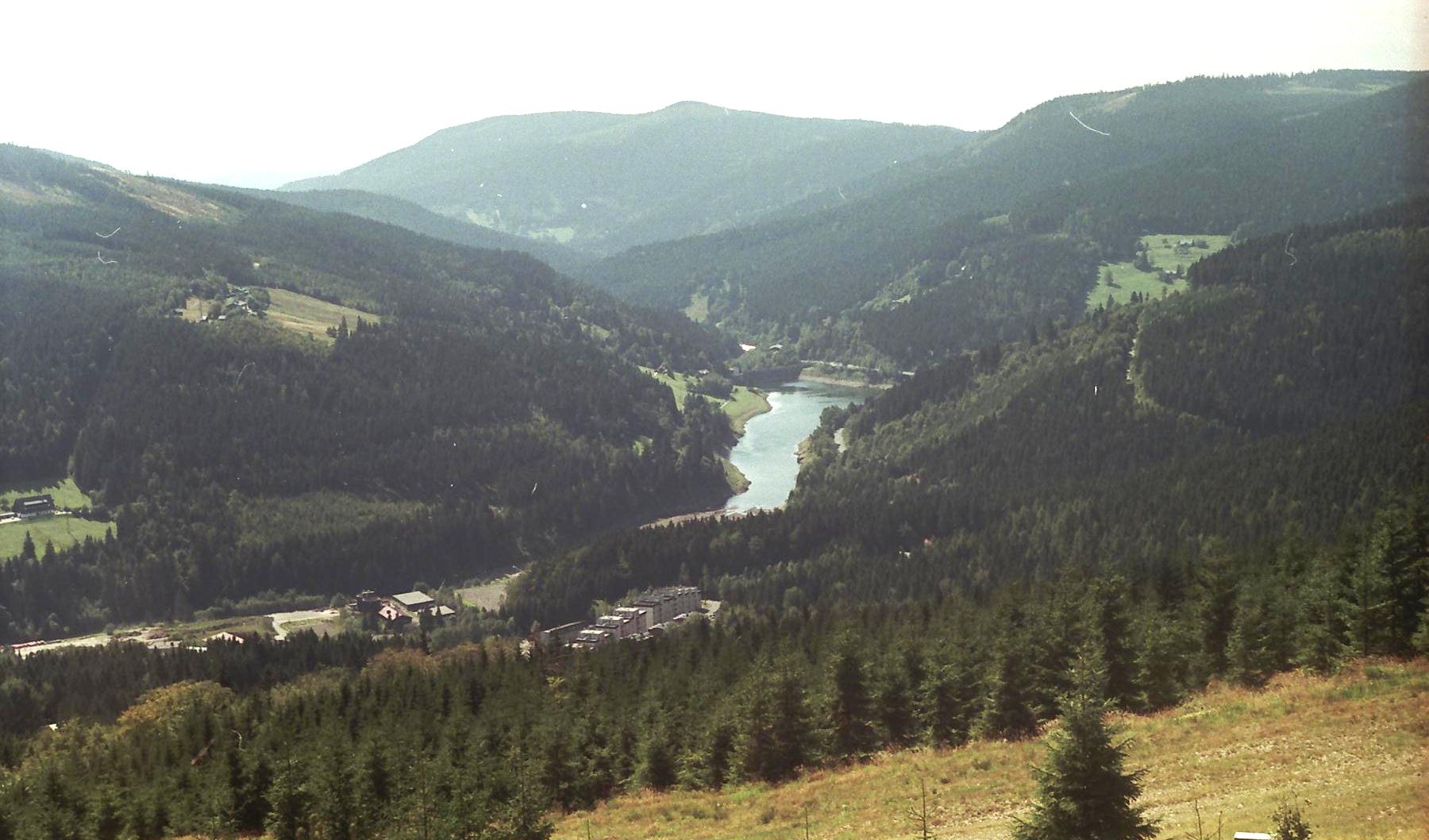 Pohled z Medvědína na Labskou přehradu a údolí, archivní fotografie z roku 2003