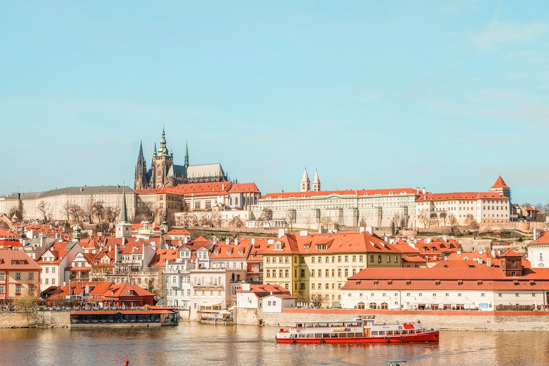Výletní loď na Vltavě u pražských domů