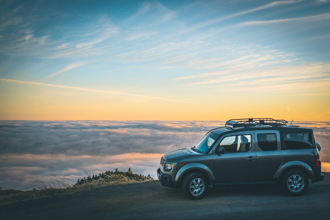 SUV na silnici v horské krajině