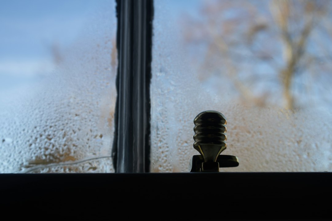 Okna se rosí a doma je těžký vzduch. Podzimní chyba, která může skončit plísní