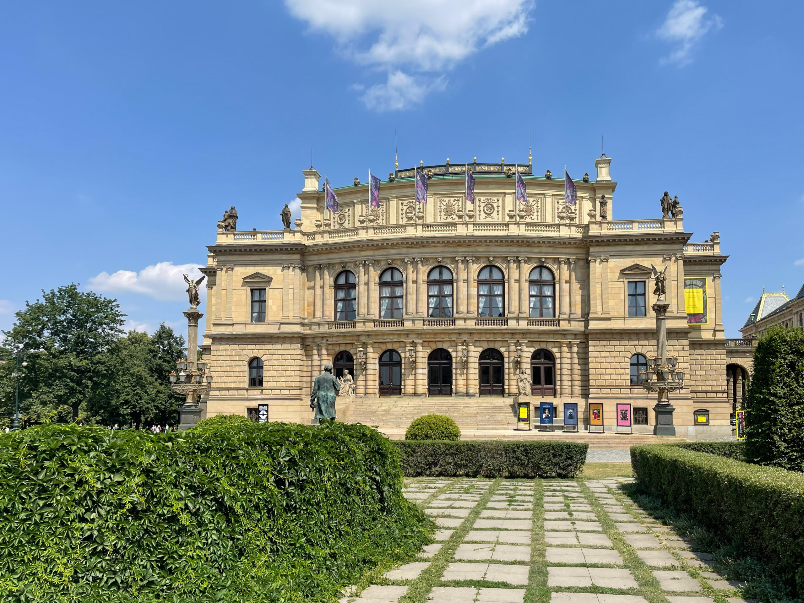 Rudolfinum i bez večerního koncertu: Zastavte se za hudbou, uměním a architekturou