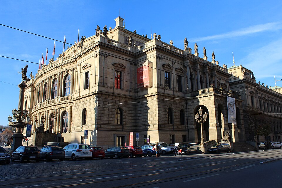 Nároží pražského Rudolfina s členěnou fasádou; archivní fotografie