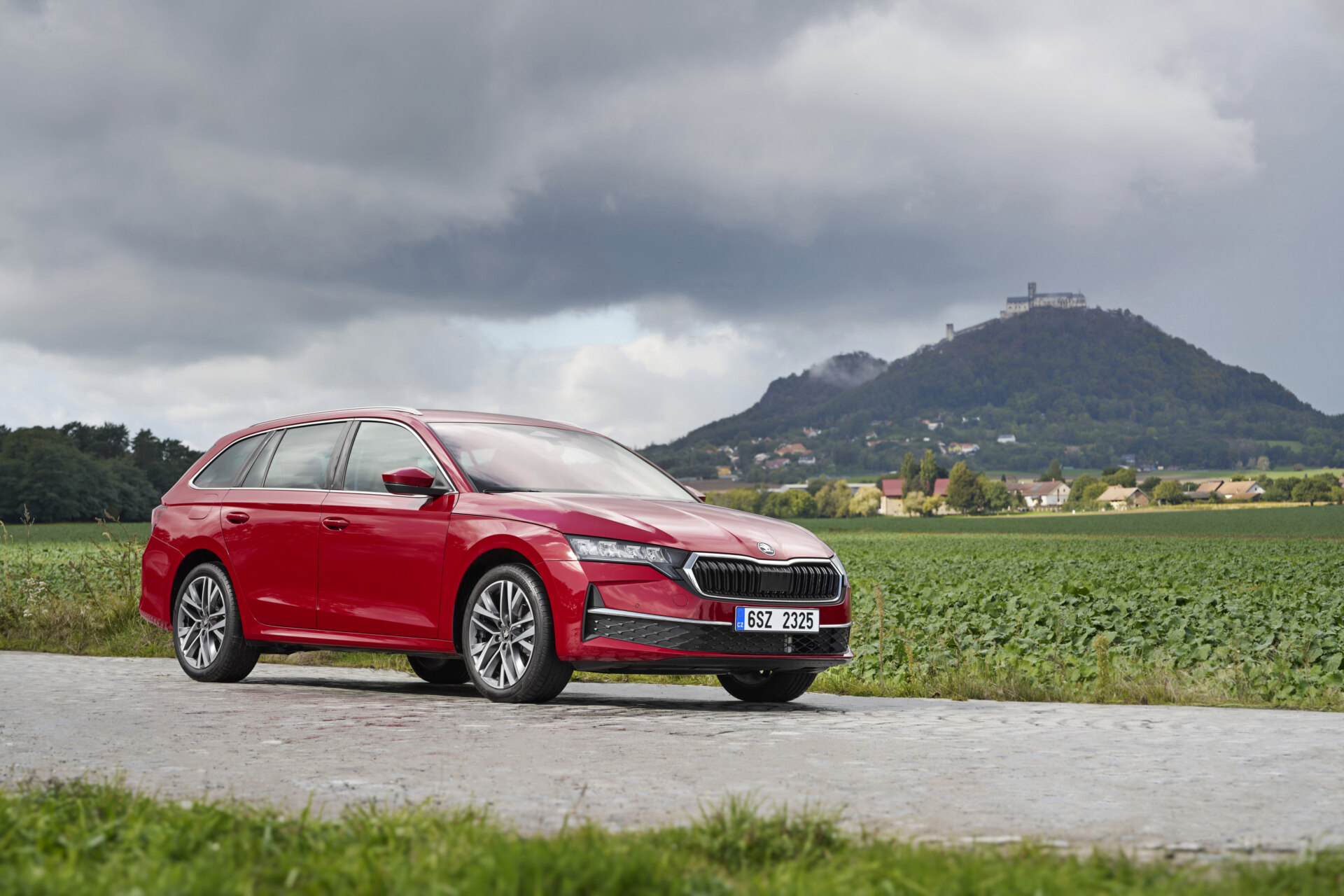 Nová Škoda Octavia jezdí i na elektřinu. Nabíječku ale vůbec nepotřebuje