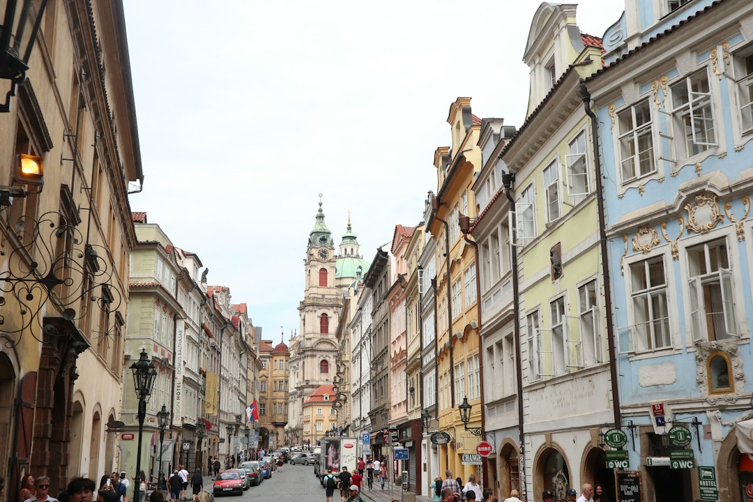 Městská ulice lemovaná historickými domy