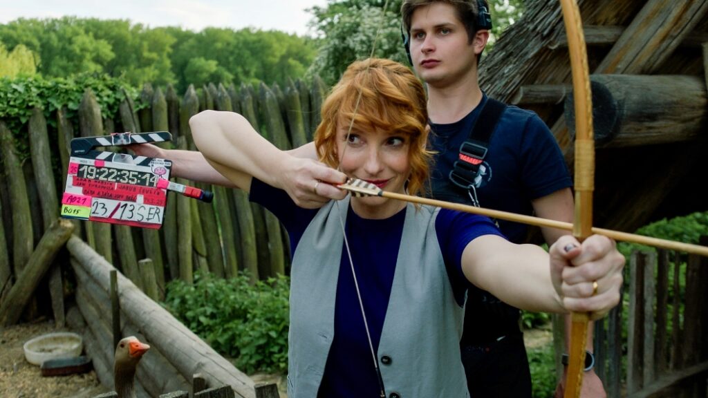Vica Kerekes si během natáčení filmu Máma a Táta jsou Boží vyzkoušela střelbu z luku.